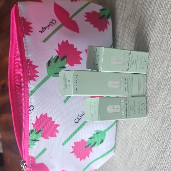 Clinique 3 Piece Hydration Set & Donald ×Clinique Pouch . - Picture 2 of 5